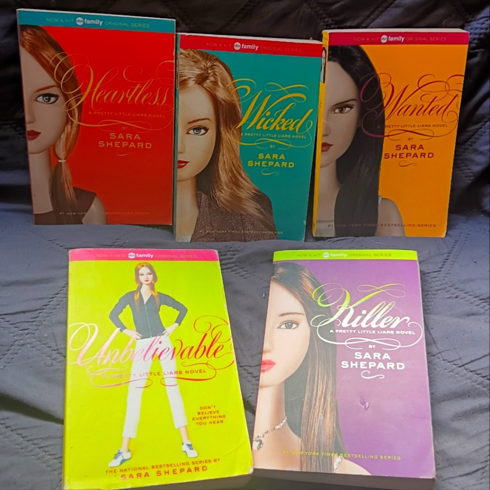 Lot of 5 pretty little liars novels